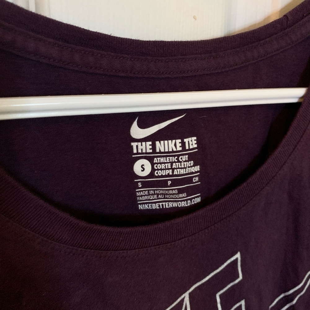 ⭐️2/25⭐️ Nike Tee - Picture 3 of 3